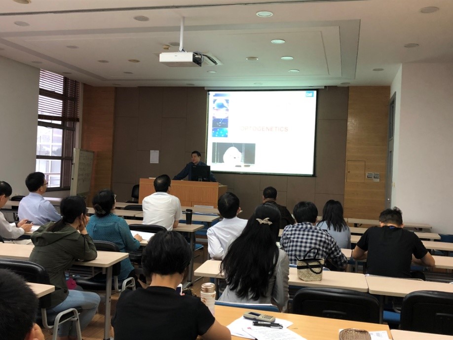 “一路走，一路带，一路话秋实”――草莓视频